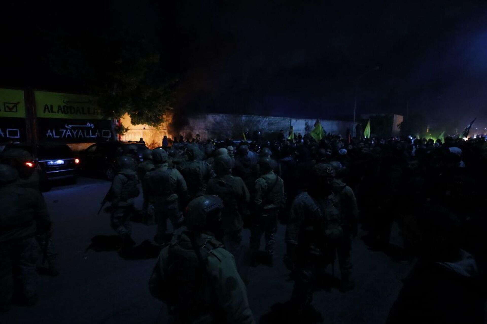 المئات يقطعون طريق مطار رفيق الحريري الدولي  احتجاجا على منع هبوط طائرة إيرانية في بيروت - سبوتنيك عربي, 1920, 13.02.2025