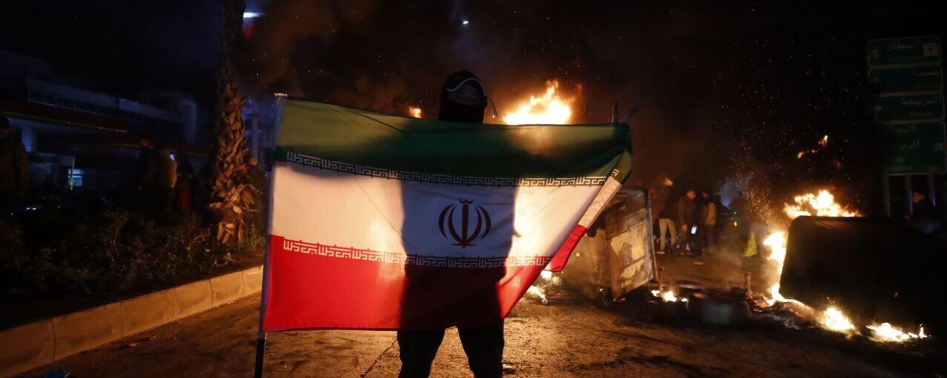 المئات يقطعون طريق مطار رفيق الحريري الدولي  احتجاجا على منع هبوط طائرة إيرانية في بيروت - سبوتنيك عربي, 1920, 13.02.2025