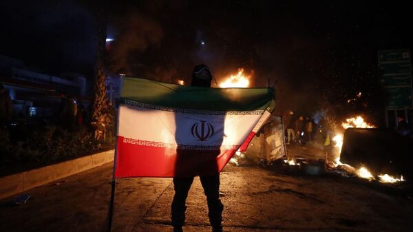 المئات يقطعون طريق مطار رفيق الحريري الدولي  احتجاجا على منع هبوط طائرة إيرانية في بيروت - سبوتنيك عربي