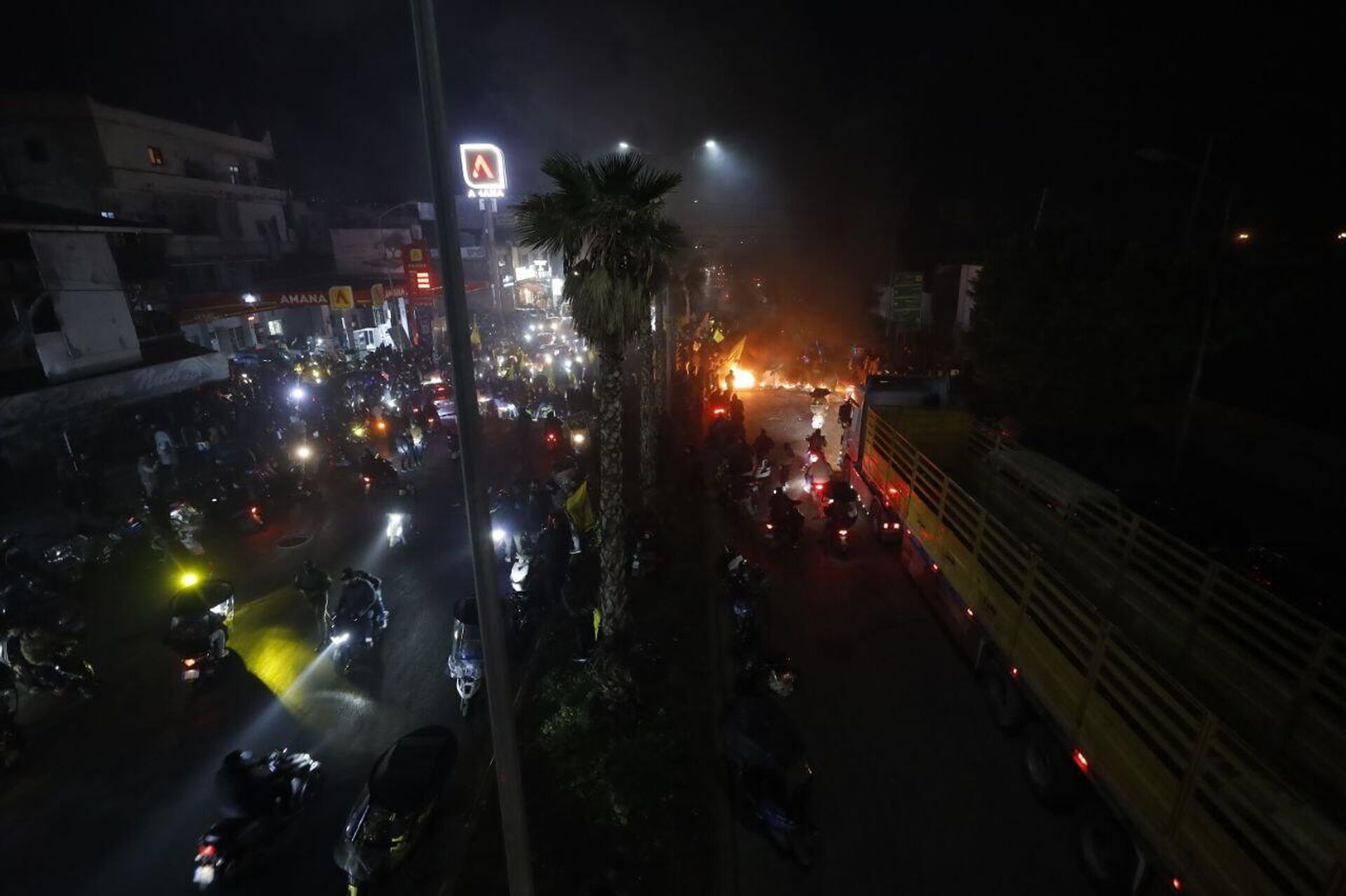 المئات يقطعون طريق مطار رفيق الحريري الدولي  احتجاجا على منع هبوط طائرة إيرانية في بيروت - سبوتنيك عربي, 1920, 13.02.2025