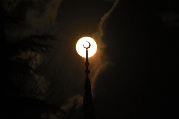 صورة ملتقطة لقمر الثلج في كشمير، حيث وضع المصور هلال مئذنة الجامع أمام القمر في مشهد بديع. - سبوتنيك عربي