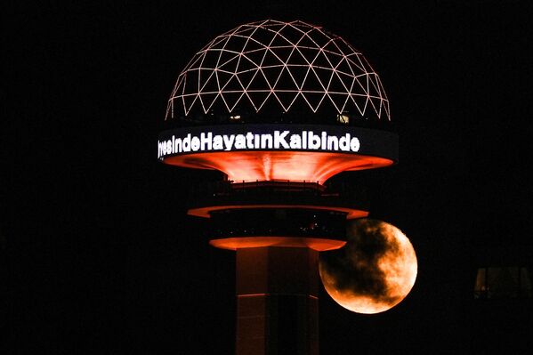 يشرق القمر المكتمل خلف برج أتاكولي، أحد المعالم الشهيرة في أنقرة، تركيا في 13 فبراير 2025. - سبوتنيك عربي