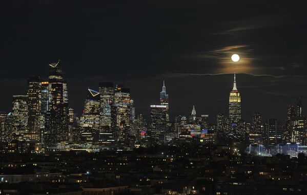 يرتفع القمر الثلجي الأحدب المضاء بنسبة 97% خلف الأفق وسط مدينة مانهاتن، وهدسون ياردز ومبنى إمباير ستيت في مدينة نيويورك. - سبوتنيك عربي