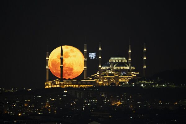 مشهد ساحر لشروق قمر الثلج المكتمل فوق مسجد تشامليجا الكبير في إسطنبول، تركيا في 13 فبراير 2025. - سبوتنيك عربي