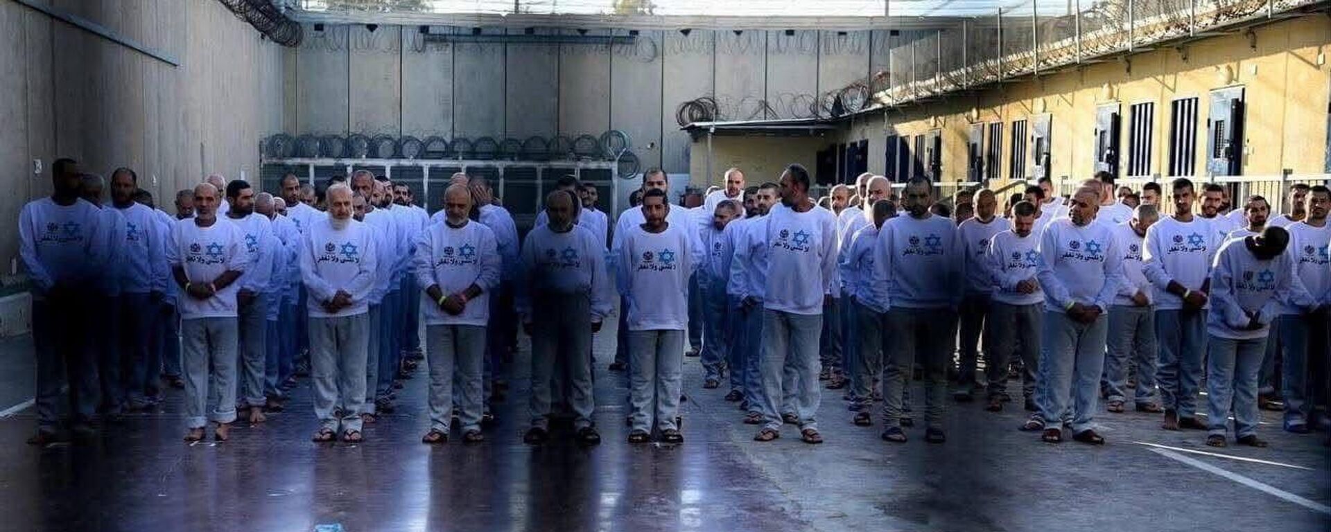 بملابس تحمل رسائل تهديد... إسرائيل تفرج عن الأسرى الفلسطينيين - سبوتنيك عربي, 1920, 03.11.2025