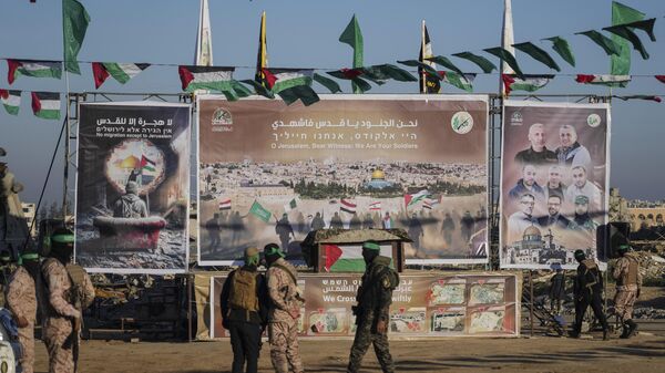 كتائب القسام أثناء الإفراج عن أسرى إسرائيليين في خان يونس في قطاع غزة - سبوتنيك عربي