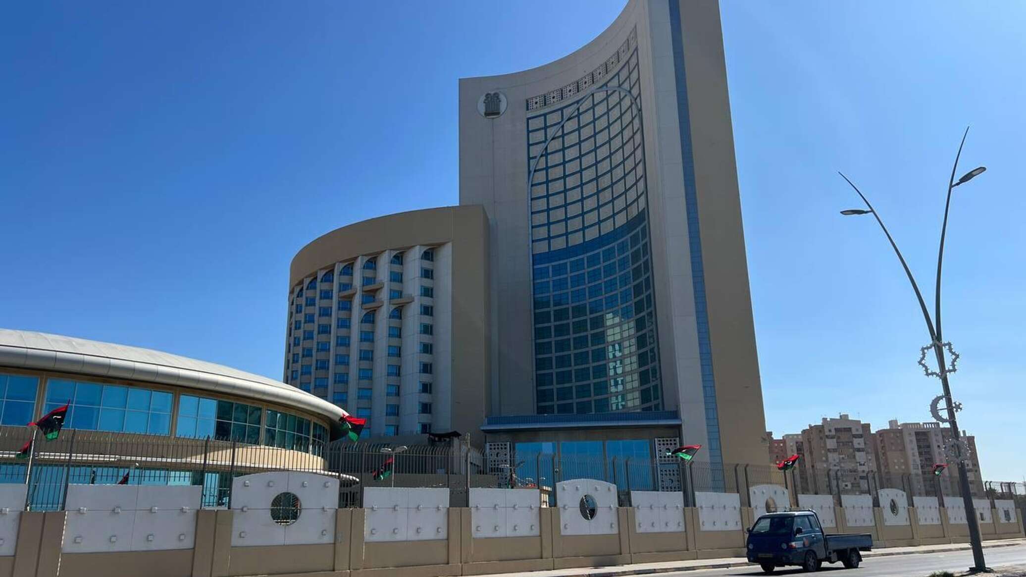 فرص واعدة تعرقلها الفوضى... لماذا تتردد الشركات الأجنبية في دخول السوق الليبي بالشكل المطلوب؟