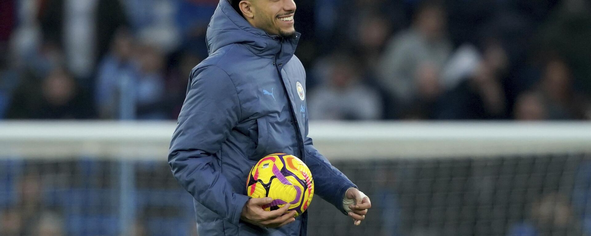 عمر مرموش لاعب مانشستر سيتي يحصل على كرة المباراة لتسجيله هاتريك في شباك نيوكاسل - سبوتنيك عربي, 1920, 16.02.2025