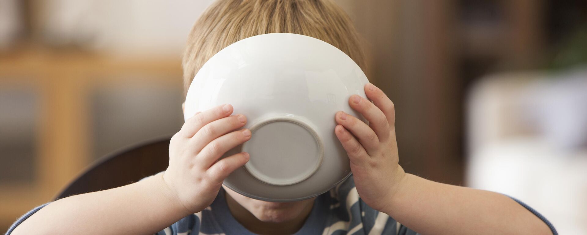 طفل يتناول الطعام - سبوتنيك عربي, 1920, 16.02.2025