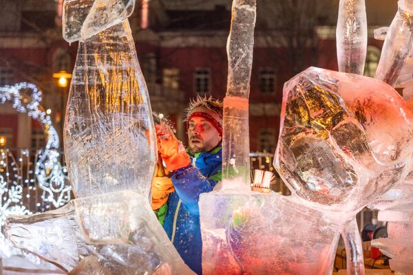 أعمال نحاتي الثلج والجليد في المسابقة الدولية الرابعة والعشرين لمنحوتات الثلج والجليد على ميدان مهرجان الشتاء الدولي "غيبربوريا 2025" - سبوتنيك عربي