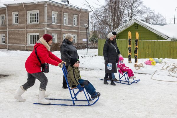 احتفالات شعبية وألعاب شتوية تقليدية في ميدان المهرجان الشتوي الدولي "غيبربوريا 2025" - سبوتنيك عربي