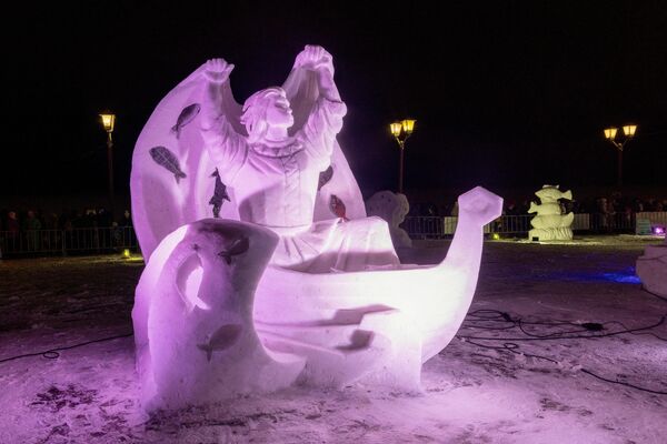 منحوتات مصنوعة من الثلج والجليد في المسابقة الدولية الرابعة والعشرين لمنحوتات الثلج والجليد على ميدان مهرجان الشتاء الدولي "غيبربوريا 2025" - سبوتنيك عربي