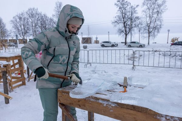 أعمال نحاتي الثلج والجليد في المسابقة الدولية الرابعة والعشرين لمنحوتات الثلج والجليد على ميدان المهرجان الشتوي الدولي "غيبربوريا 2025". - سبوتنيك عربي