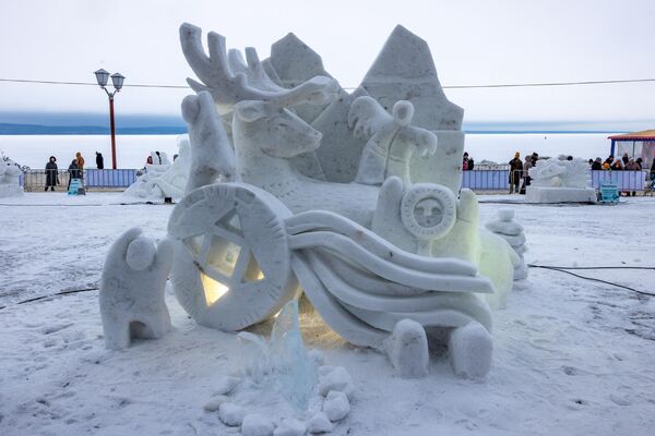 أعمال نحاتي الثلج والجليد في المسابقة الدولية الرابعة والعشرين لمنحوتات الثلج والجليد على ميدان مهرجان الشتاء الدولي "غيبربوريا 2025" - سبوتنيك عربي