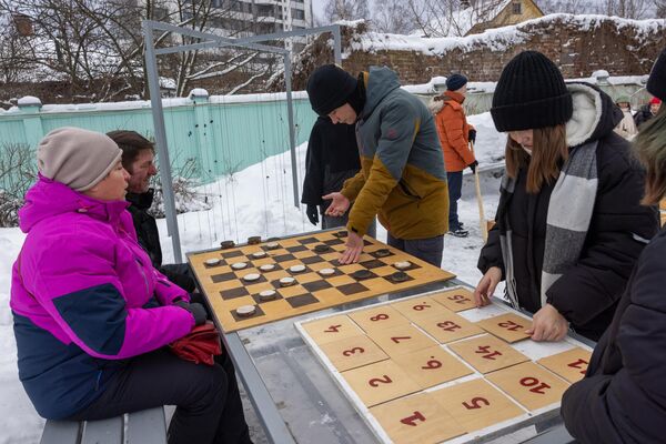 احتفالات شعبية وألعاب شتوية تقليدية في ميدان المهرجان الشتوي الدولي "غيبربوريا 2025" - سبوتنيك عربي