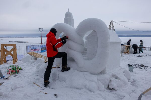 أعمال نحاتي الثلج والجليد في المسابقة الدولية الرابعة والعشرين لمنحوتات الثلج والجليد على ميدان مهرجان الشتاء الدولي "غيبربوريا 2025" - سبوتنيك عربي