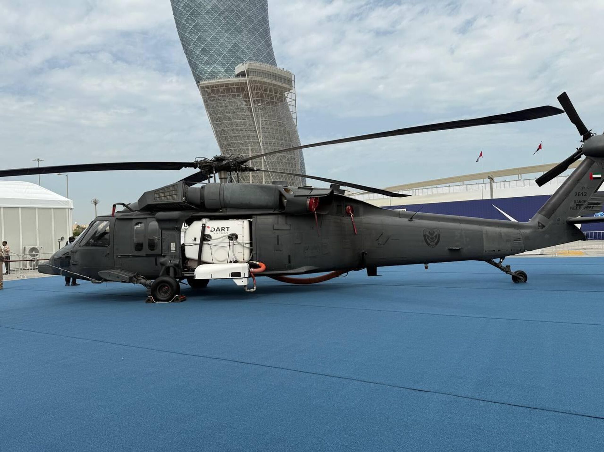 الإمارات تحول الطائرة البلاك هوك لسيارة إطفاء طائر في معرض الدفاع الدولي آيدكس 2025، الإمارات العربية المتحدة - سبوتنيك عربي, 1920, 17.02.2025