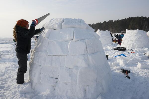 زاور مهرجان بناء الأكواخ الثلجية، يشاركون في بناء الأكواخ الثلجية في نوفوسيبيرسك - سبوتنيك عربي