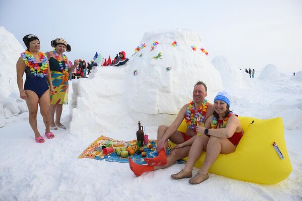 زوار يشاركون في مهرجان بناء الأكواخ الثلجية "إيغلو 2025 - مدينة الإسكيمو"، في نوفوسيبيرسك شرقي روسيا - سبوتنيك عربي