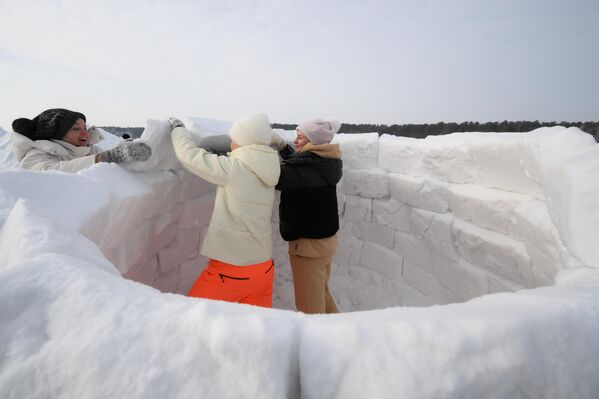 زاور مهرجان بناء الأكواخ الثلجية، يشاركون في بناء الأكواخ الثلجية في نوفوسيبيرسك - سبوتنيك عربي