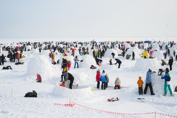 مواطنون يشاركون في مهرجان بناء الأكواخ الثلجية، في نوفوسيبيرسك شرقي روسيا - سبوتنيك عربي