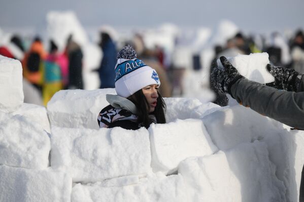 زاور مهرجان بناء الأكواخ الثلجية، يشاركون في بناء الأكواخ الثلجية في نوفوسيبيرسك - سبوتنيك عربي