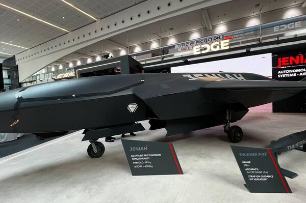 الإمارات تعرض طائرة مسيرة ضخمة يصعب ترقبها بالرادار  - سبوتنيك عربي