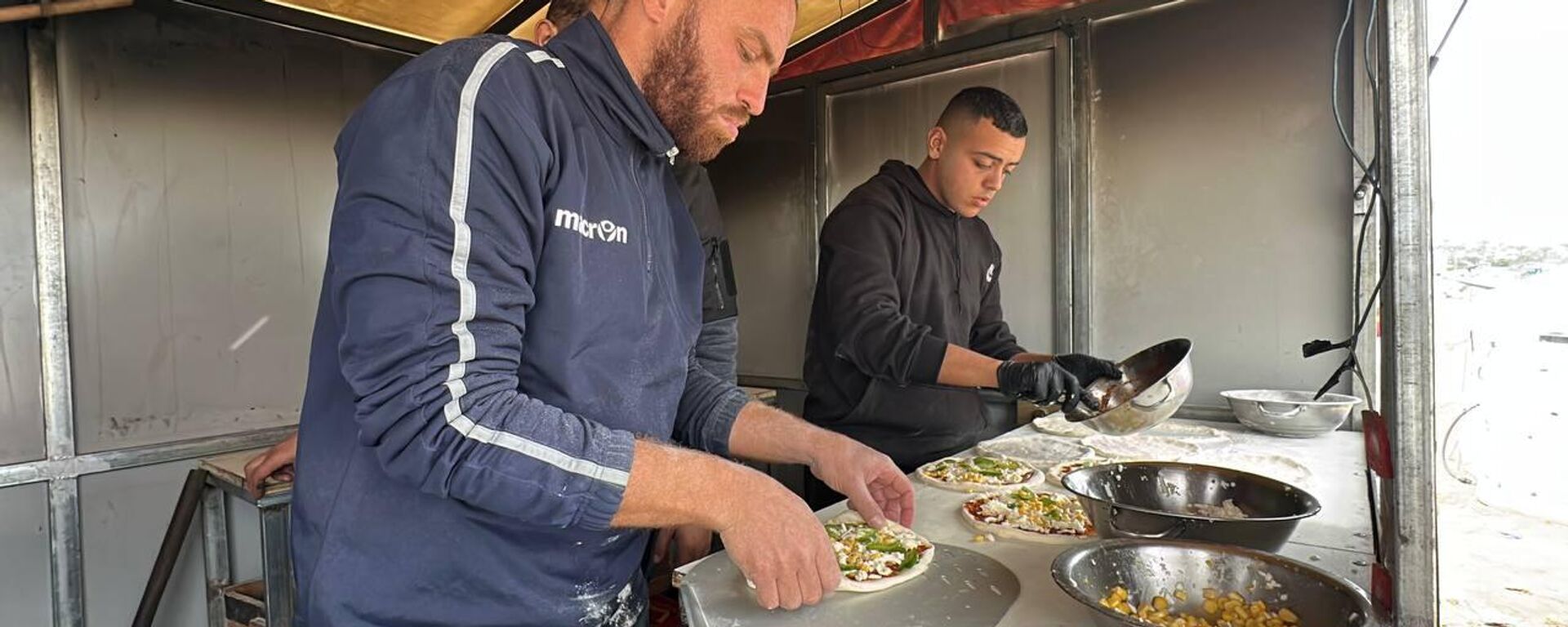 مطعم متنقل في غزة يزرع الفرح في نفوس الأطفال ببيتزا مجانية - سبوتنيك عربي, 1920, 19.02.2025