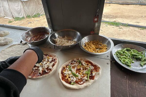 مطعم متنقل في غزة يزرع الفرح في نفوس الأطفال ببيتزا مجانية - سبوتنيك عربي