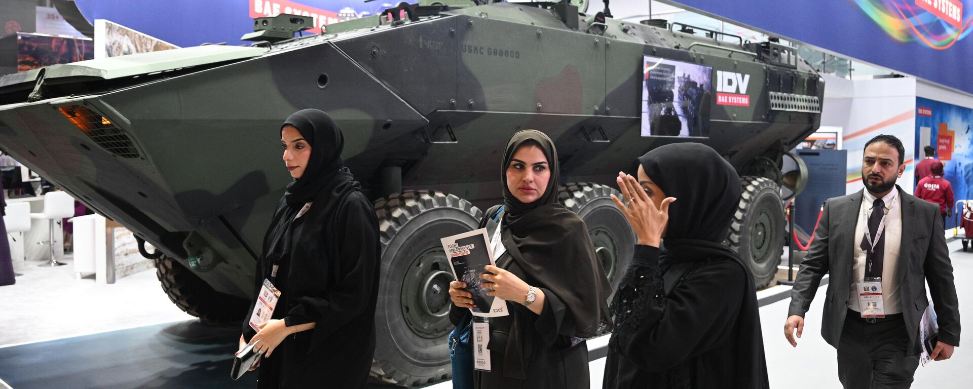 زوار معرض آيدكس 2025 في الإمارات العربية المتحدة، بجانب مركبة قتالية برمائية وناقلة جنود مدرعة معرض الدفاع آيدكس 2025 - سبوتنيك عربي, 1920, 17.02.2025