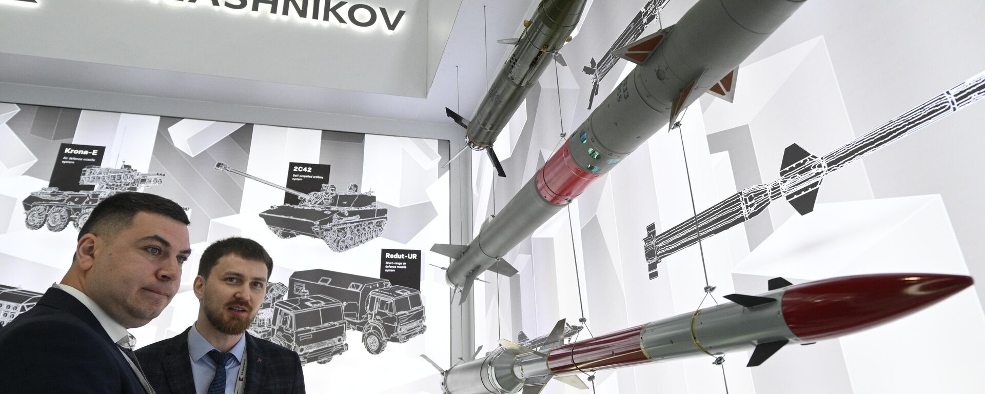 زوار جناح شركة كلاشينكوف في معرض آيدكس 2025 في الإمارات العربية المتحدة - سبوتنيك عربي, 1920, 17.03.2025