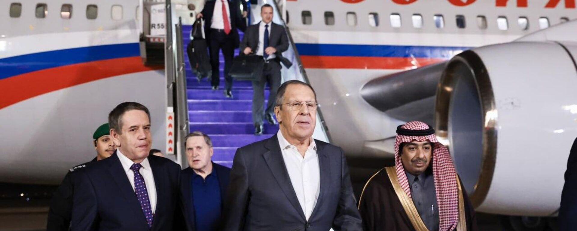 وزير الخارجية الروسي، سيرغي لافروف، ومساعد الرئيس الروسي، يوري أوشاكوف، يصلان إلى المملكة العربية السعودية - سبوتنيك عربي, 1920, 17.02.2025
