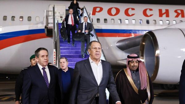 وزير الخارجية الروسي، سيرغي لافروف، ومساعد الرئيس الروسي، يوري أوشاكوف، يصلان إلى المملكة العربية السعودية - سبوتنيك عربي