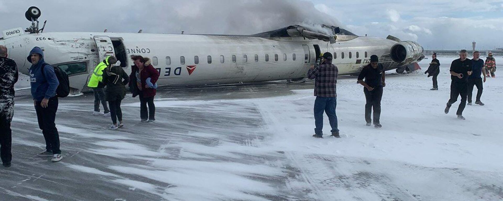 انقلاب طائرة أمريكية في مطار تورنتو  في كندا  - سبوتنيك عربي, 1920, 18.02.2025