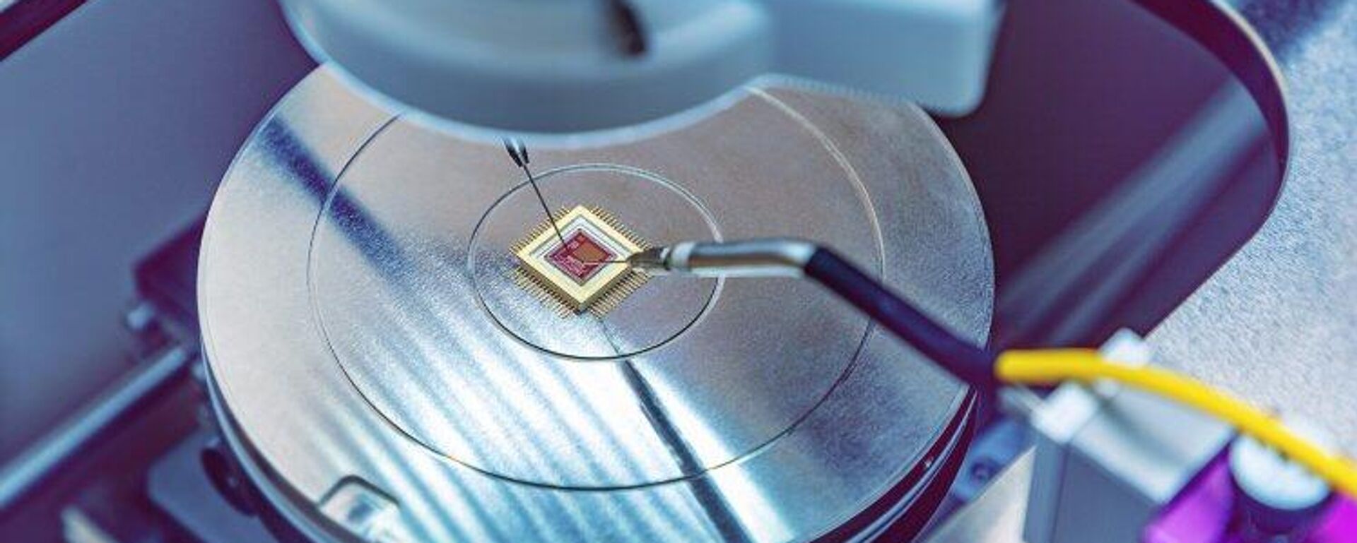 مجموعة من الأجهزة الذاكرية في محطة التحقيق للأبحاث الكهربية الفيزيائية في المختبر.  - سبوتنيك عربي, 1920, 18.02.2025