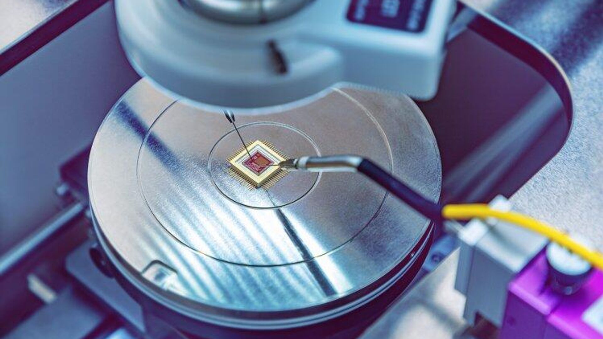 مجموعة من الأجهزة الذاكرية في محطة التحقيق للأبحاث الكهربية الفيزيائية في المختبر. مجموعة من الأجهزة الذاكرية في محطة التحقيق للأبحاث الكهربية الفيزيائية في المختبر. - سبوتنيك عربي, 1920, 18.02.2025