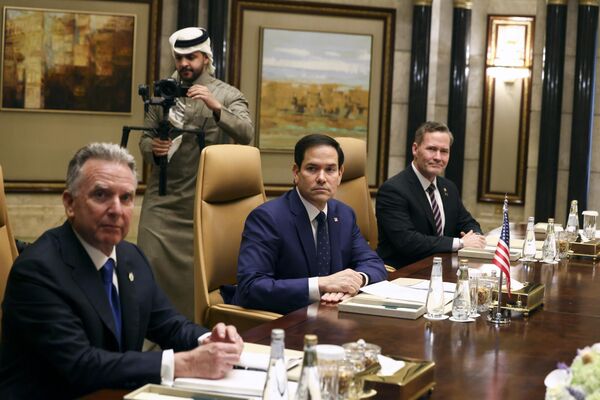 وزير الخارجية الأمريكي ماركو روبيو (وسط الصورة)، بجوار مستشار الأمن القومي الأمريكي مايك والتز، (يمين الصورة)، والمبعوث الأمريكي للشرق الأوسط ستيف ويتكوف، خلال المحادثات الروسية - الأمريكية، في العاصمة السعودية الرياض - سبوتنيك عربي