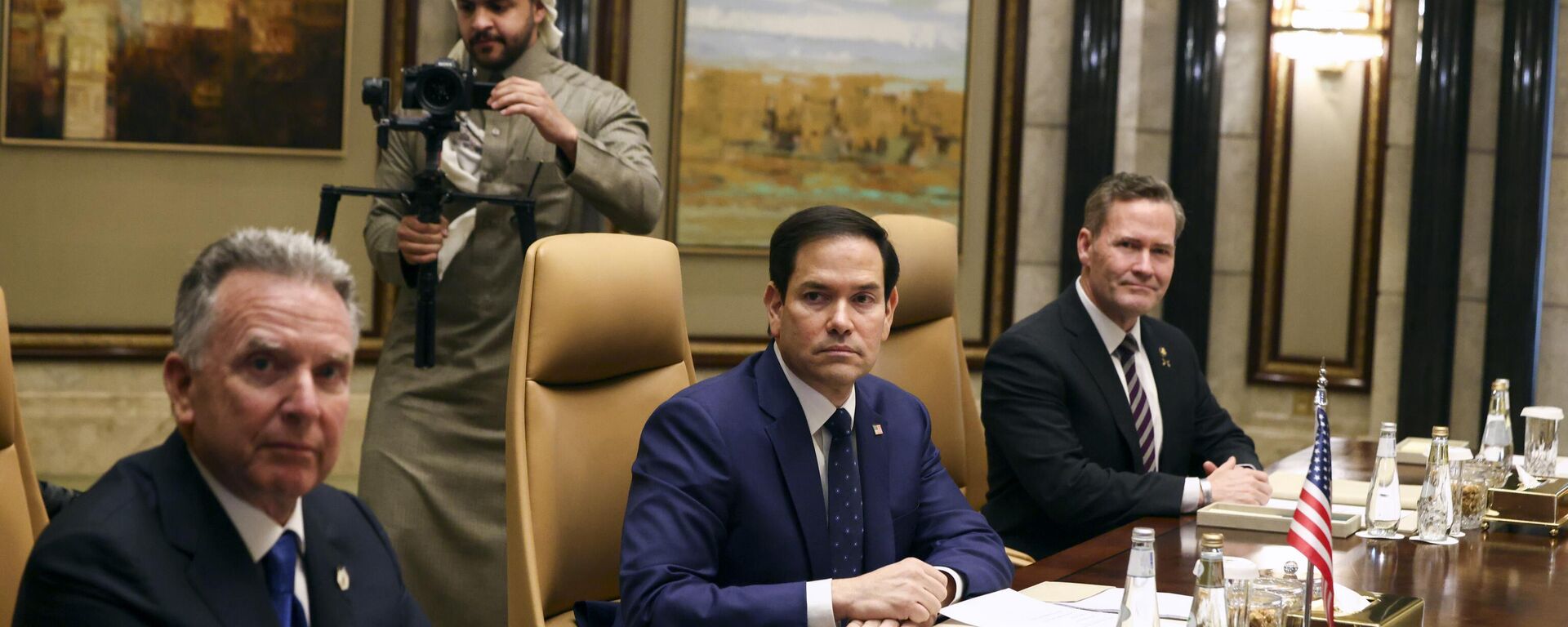 
وزير الخارجية الأمريكي ماركو روبيو (وسط الصورة) بجوار مستشار الأمن القومي الأمريكي مايك والتز (يمين الصورة)، والمبعوث الأمريكي للشرق الأوسط ستيف ويتكوف  خلال المحادثات الروسية الأمريكية، في العاصمة السعودية الرياض - سبوتنيك عربي, 1920, 01.05.2025
