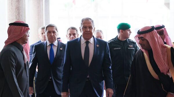 الوفد الروسي يصل إلى مقر إجراء المحادثات مع مسؤولي الإدارة الأمريكية في العاصمة السعودية الرياض - سبوتنيك عربي