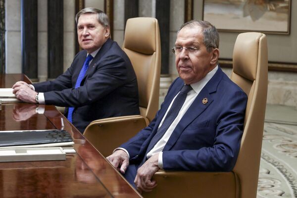 وزير الخارجية الروسي سيرغي لافروف (يمين الصورة)، يجلس بجوار يوري أوشاكوف، مساعد الرئيس الروسي - سبوتنيك عربي