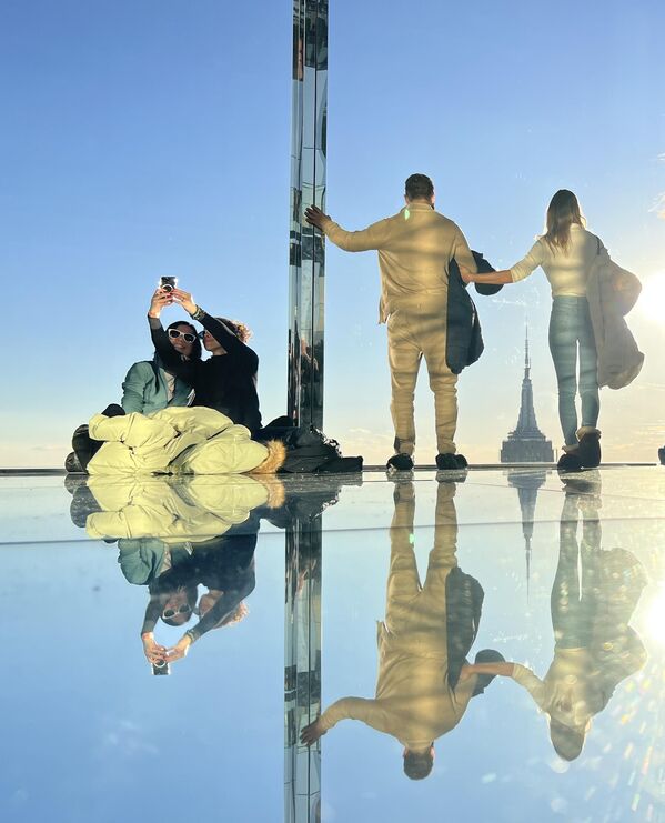 زوار يستمتعون بالمناظر من منصة المشاهدة "سوميت" فوق ناطحة سحاب "وان فاندربيلت"، في نيويورك، الولايات المتحدة الأمريكية - سبوتنيك عربي