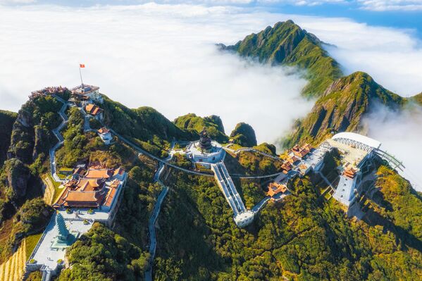 منظر جوي يظهر الضباب وهو يغطي معبد البوذية في جبل فانسيبان، في سابا بفيتنام - سبوتنيك عربي