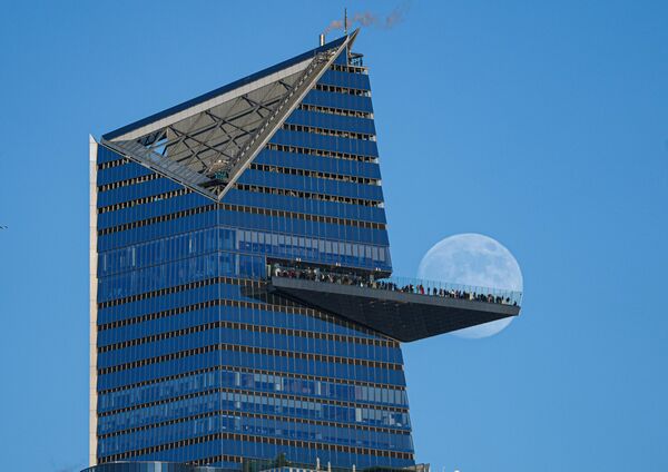 صورة تظهر القمر مع غروب الشمس خلف منصة المراقبة الخارجية في مدينة نيويورك في "هودسن يارد"، الولايات المتحدة الأمريكية - سبوتنيك عربي