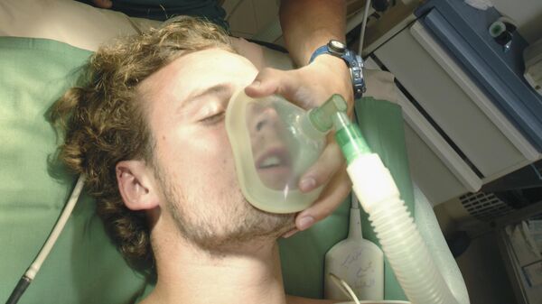 صورة لمريض يستنشق الأوكسجين في إحدى غرف العمليات - سبوتنيك عربي