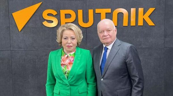 افتتاح المكتب التمثيلي لوكالة سبوتنيك في أديس أبابا، رئيسة مجلس الفيدرالية الروسي، فالنتينا ماتفيينكو، والمدير العالم لوكالة الأنباء الدولية روسيا سيغودنيا، التي تضم وكالة الأنباء الدولية سبوتنيك، دميتري كيسيلوف - سبوتنيك عربي