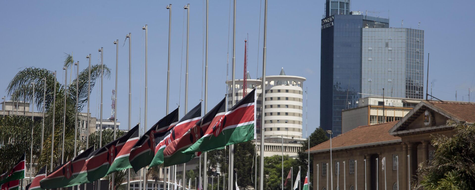 أعلام كينيا خارج مركز كينياتا الدولي للمؤتمرات في نيروبي - سبوتنيك عربي, 1920, 20.02.2025