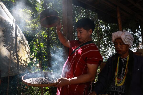 مزارعون أثناء عملية تحميص حبوب البن العربي في تايلاند. - سبوتنيك عربي