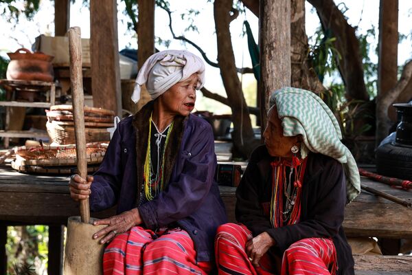 سيدتان في تايلاند أثناء عملية صقل حبوب البن في دوي إنثانون، شيانغ ماي، تايلاند. - سبوتنيك عربي