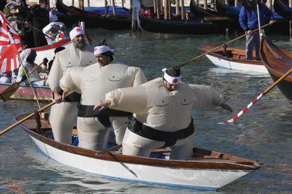 أشخاص يرتدون أزياء غريبة في موكب التجديف التقليدي، وهو جزء من كرنفال البندقية التاريخي، في البندقية بإيطاليا. - سبوتنيك عربي