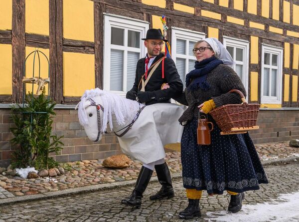 رجل يرتدي  زي فارس وحصان أبيض يتجول مع امرأة، وهو تقليد صربي قديم في العديد من القرى في لوساتيا. - سبوتنيك عربي